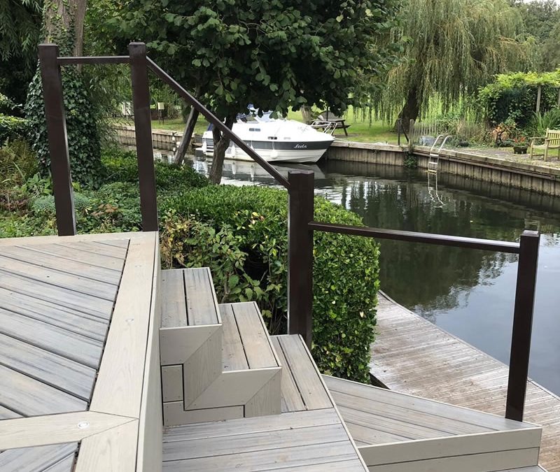 Trek Decking On The Edge Of The River Thames. Centre – Island Mist. Border – Gravel Path